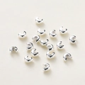 Nahaufnahme der versilberten C-förmigen Quetschperlen-Abdeckungen für Schmuck - 3*4mm (50 Stück/Packung) / Silberton Vergoldet