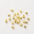 Primer plano de cuentas espaciadoras cuadradas bañadas en oro de 18K para bisutería DIY - 2.5mm (Agujero 1.5mm, 20 unidades/paquete) / Oro 14K