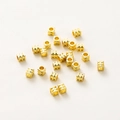 Cuentas espaciadoras cuadradas bañadas en oro de 18K con diseño de tres capas para DIY - 2.5mm (Agujero 1.5mm, 20 unidades/paquete) / Oro Real de 18K con Conservación de Color