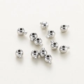 Gedetailleerde weergave van gepolijste zilveren metalen kralen en sluitingen voor sieraden - 3x3.5mm/1mm Opening (20 Stuks/Verpakking) / Witgoud