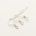 Détail macro de trois crochets d'oreilles en argent estampillés S925 pour bijoux DIY - 20 Pièces/Paquet (16x18mm) / Ton Argent Plaqué Or