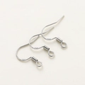 Gros plan de trois crochets d'oreilles en argent avec poinçon S925 pour bijoux DIY - 20 Pièces/Paquet (16x18mm) / Or Blanc