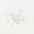 Gros plan de perles cylindriques en argent poli pour la création de bijoux DIY et sertis - Tube de Positionnement 1.5mm (Lot de 100) (GA0067) / Ton Argent Plaqué Or
