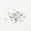Gros plan sur des perles à écraser en argent poli pour la création de bijoux DIY - Or Blanc