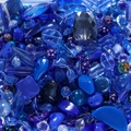 Nahaufnahme von blauen Acryl- und Harzperlen in Herzform für DIY-Schmuck und Handyketten - Königsblau Serie