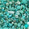 Makroansicht von mint- und tiffanyblauen Acrylperlen für DIY-Schmuckherstellungssets - Pfauenblaue Serie