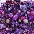 Detailansicht verschiedener lila DIY-Acrylperlen für die Schmuckherstellung - Dunkelviolett