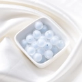 Matte lichtblauwe acryl kralen in een wit keramisch schaaltje op zijde stof - 8mm (2.3mm Gat) 50 Stuks/Verpakking / Mat Blauw