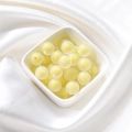 Detailopname van lichtgele matte acryl kralen in een witte kom voor doe-het-zelf sieraden - 8mm (2.3mm Gat) 50 Stuks/Verpakking / Geel Mat