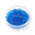 Gros plan de perles de rocaille bleues de 4mm dans une boîte ronde pour bijoux - 4mm/300pcs/24g / Bleu