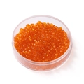 Vue macro de perles de rocaille orange transparent de 4mm dans une boîte en plastique - 4mm/300pcs/24g / Orange