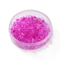Détail macro de perles en verre transparent rose de 4 mm dans une boîte ronde en plastique - 4mm/300pcs/24g / Rose rouge