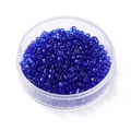 Gros plan de perles de verre bleu royal transparentes de 4mm dans un boîtier de rangement - 4mm/300pcs/24g / Bleu royal