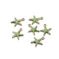 Detail van zes roségouden zeesterhangers met groen email en ronde ophangringen - Zeestervorm (AC2170) / Verpakking van 10 (13.7x16mm) / Groen
