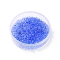 Détail macro de perles de rocaille en verre bleu transparent de 4 mm dans une boîte - 4mm/300pcs/24g / Bleu ciel