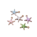 Detail van kleurrijke emaille zeester hangers in vijf kleuren met gouden ringen - Zeestervorm (AC2170) / Verpakking van 10 (13.7x16mm) / Meerkleurig