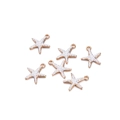 Gedetailleerd beeld van zes gouden zeester hangers met witte textuur en oogjes - Zeestervorm (AC2170) / Verpakking van 10 (13.7x16mm) / Wit