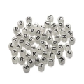 Dettaglio di perle alfabetiche in acrilico bianco con lettere nere per gioielli DIY - Set da 100 pezzi / Nero Lettera