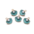 Detail van blauwe schelphangers met parels en gouden randen voor DIY-sieraden maken - Schelpvorm (AC2171) / Verpakking van 10 (14.5x15.7mm) / Blauw