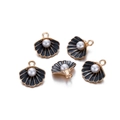 Detailweergave van vijf zwarte emaille schelphangers met goud plating en parels - Schelpvorm (AC2171) / Verpakking van 10 (14.5x15.7mm) / donkergrijs