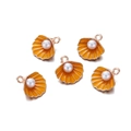 Detail van vijf oranje emaille schelphangers met parels voor het maken van sieraden - Schelpvorm (AC2171) / Verpakking van 10 (14.5x15.7mm) / Oranje