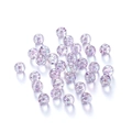 Macro-detail van paarse acryl kralen met glitters voor het maken van DIY-sieraden - Paars