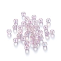 Macro-opname van transparante 8-10 mm acrylkralen met roze en paarse glitterlovertjes - Rozerood
