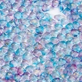 Makroaufnahme herzförmiger Glasperlen in Blau-Violett mit Goldfolie für DIY-Schmuck - 20 Stück/Packung (ca. 4g) / Blau und Violett