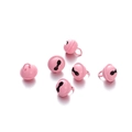 Detailansicht von sechs rosa lackierten 14mm runden Metallglocken mit Aufhängeschlaufe - Rosa