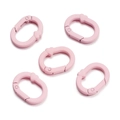 Détail de cinq mousquetons en forme de cœur rose mat pour la création de porte-clés DIY - Rose