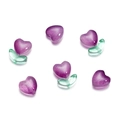 Dettaglio di perline di vetro a cuore viola con base a foglia per gioielli DIY - 10 Perle a Cuore + 10 Perle a Foglia / Perlina a Cuore Viola