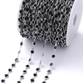 Detail van zwarte zirkonia's in zilveren metalen ketting op witte spoel voor DIY sieraden maken - Pakket van 1 Meter (6.8mm) / Wit K Ketting Zwarte Zirconia