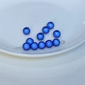 Vue détaillée de perles bleu roi sur une tige argentée pour la création de bijoux - 50 Pièces (4mm) / Bleu