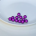 Vue macro de perles en résine violettes métallisées pour bijoux DIY et accessoires - 50 Pièces (4mm) / Violet foncé