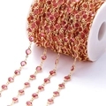 Macro-opname van vergulde ketting met roze gezette zirkoon kralen op een spoel - Pakket van 1 Meter (6.8mm) / Goudkleurige Ketting Roze Zirconia