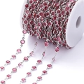 Macro-opname van verzilverde DIY-sieradenketting met gefacetteerde roze zirkoon op een rol - Pakket van 1 Meter (6.8mm) / Wit K Ketting Roze Zirconia