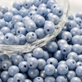 Primer plano de cuentas de acrílico azul claro macaron con acabado nacarado para joyas - 6mm (100 Piezas/Paquete) / Azul