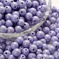 Primer plano de cuentas redondas de acrílico lavanda con brillo perlado en un bol - 6mm (100 Piezas/Paquete) / Púrpura