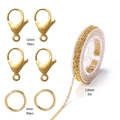 Makroaufnahme von 12mm Karabinern, 5mm Biegeringen und 2,0mm vergoldetem Ketten-Set - Gold Vertikale Kreuzkette Material