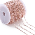 Detalle de cuentas de cristal rosa y eslabones dorados en un carrete de plástico - Estilo de Cuenta de Piedra Rectangular / 1 Metro / Rosa (Cadena KC Oro)