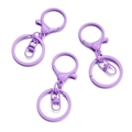 Dettaglio di tre chiusure a moschettone e portachiavi in lega verniciata viola su sfondo bianco - 30x68mm 5 Pezzi/Confezione / Viola