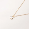 Détail du collier doré avec pendentif lettre C sur un médaillon rond blanc élégant - Lettre C / 52cm / Blanc