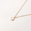 Détail d'une chaîne dorée de 52cm avec pendentif en émail blanc et la lettre D dorée - Lettre D / 52cm / Blanc