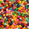 Primer plano de flores coloridas de resina 6mm para nail art y bisutería DIY - Paquete de 100 / Estilo 04 Flor 6mm