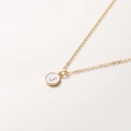 Détail du pendentif lettre J doré avec émail blanc sur une chaîne de collier 52cm - Lettre J