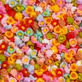 Vista macro de dijes de resina de 6mm con forma de camelia para uñas en colores mixtos - Paquete de 100 / Estilo 12 Flor 6mm