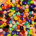 Primer plano de pequeñas margaritas de resina de 6mm para decoración de uñas y DIY - Paquete de 100 / Estilo 13 Flor 6mm