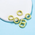 Nahaufnahme matter pastellgelber und grüner Federringe für DIY-Schmuck und Schlüsselanhänger - Blassgelb