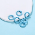 Makroaufnahme himmelblauer matter Federringe auf weißem Teller für DIY Schmuckzubehör - 20mm (5 Stück/Packung) / Blau