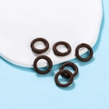 Makroaufnahme von 6 dunkelbraun matten runden Karabinerringen für DIY-Schlüsselanhänger - 20mm (5 Stück/Packung) / Braun